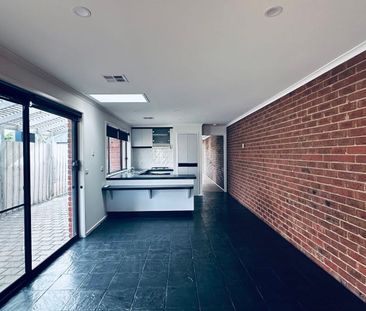 Comfortable Two-Bedroom Unit with Private Courtyard - Photo 5