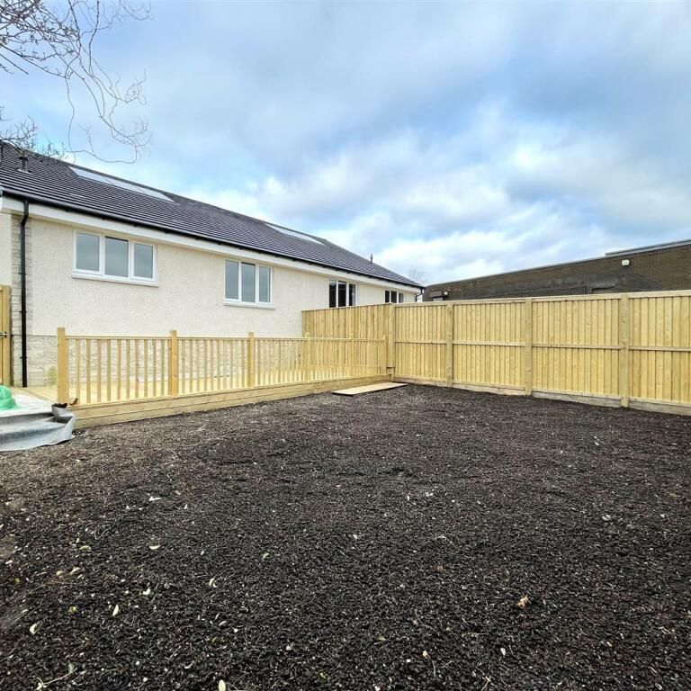 3 bedroom semi-detached bungalow to rent - Photo 1