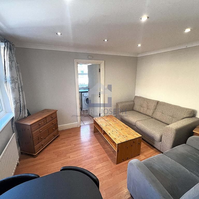 3 Bedroom Flat To Rent - Photo 1