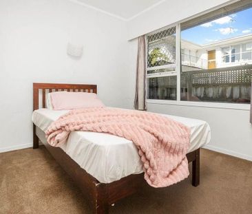 Charming 2BR Home in Glendene! - Photo 6