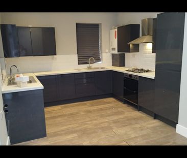5 Bed Semi-Detached House, Albert Avenue, M25 - Photo 3