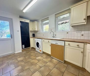 2 bedroom mews to rent - Photo 2