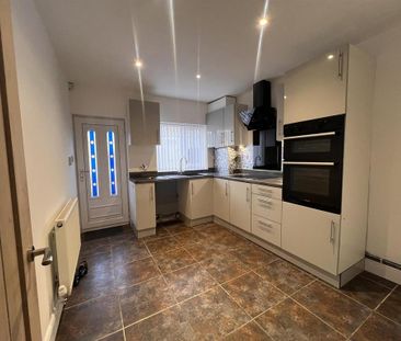 3 bedroom semi-detached bungalow to rent - Photo 4