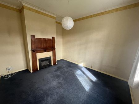 Centrally located three-bedroom home - Photo 2