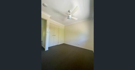 Spacious 4 bedroom home, 2 lounge areas, 3 toilets, larger than it looks! - Photo 4