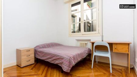 Twin Beds in Rooms for rent in 9-bedroom apartment in Malasaña, near Gran Vía - Photo 2