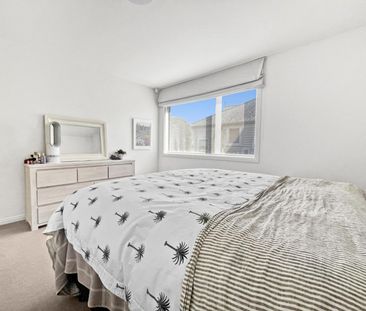 Sunny & Spacious Executive Home - Photo 6