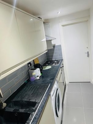 Room in a Shared Flat, Farren Road, SE23 - Photo 1