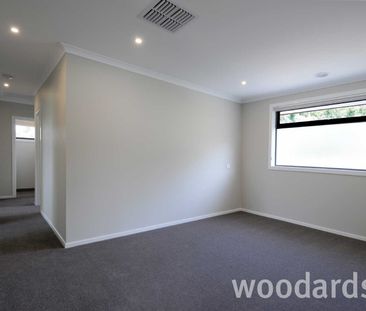 IMPRESSIVE TOWNHOUSE IN MOUNT WAVERLEY SCHOOL ZONE - Photo 5