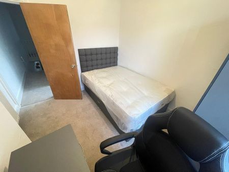 4 bedroom terraced house to rent - Photo 5