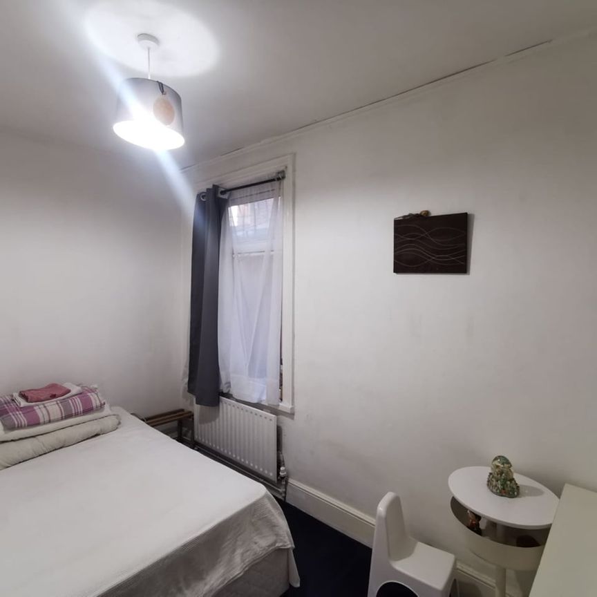 Room in a Shared Flat, Station Road, NW10 - Photo 1