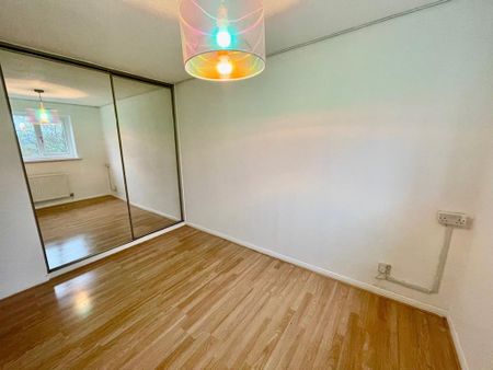 3 bedroom end of terrace house to rent - Photo 2