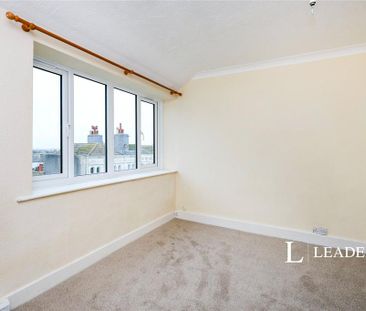 3 bedroom flat to rent - Photo 6