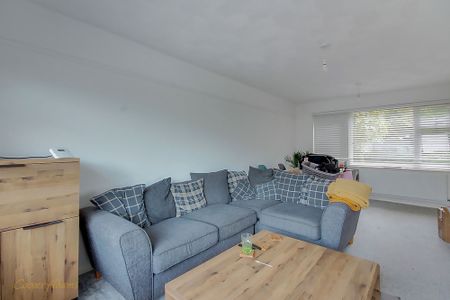 2 bed detached bungalow to rent in Lustrells Vale, Saltdean, BN2 - Photo 2