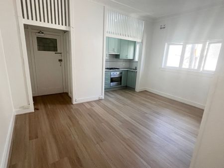 Charming Bondi Beach Apartment in Boutique Art Deco Block - Photo 2