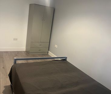 Room in a Shared House, London, E16 - Photo 3
