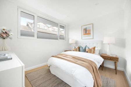 Newly Renovated Top Floor Apartment With Lock - Up Garage - Photo 4