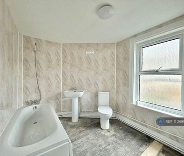 3 bedroom end of terrace house to rent - Photo 3