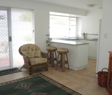 Refresh yourself in this tranquil partly furnished family villa! - Photo 3