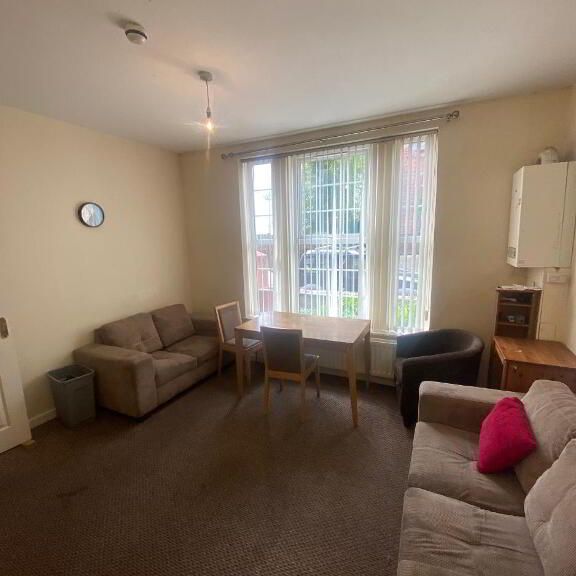 Great 7 Bedroom Property, 19 Dunluce Avenue, Queens Quarter!, Belfast, BT9 7AW - Photo 1