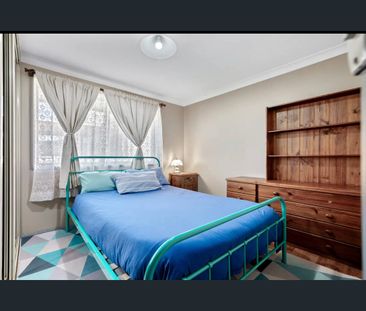 Beautiful 3 Bed room House! Close to the Train and Bus Station! - Photo 4