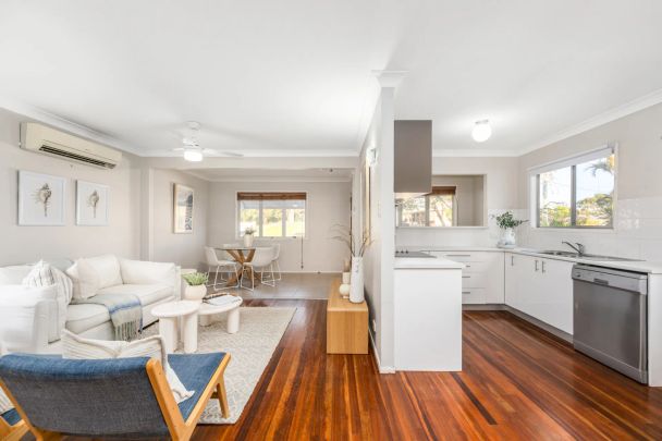 3 Bedroom house Redcliffe Contact Julie Sykes 0438 050 110 6 month lease offered - Photo 1