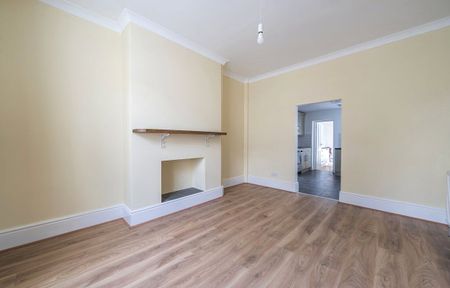 Adelphi Road, Epsom, Surrey, KT17 1JB - Photo 2