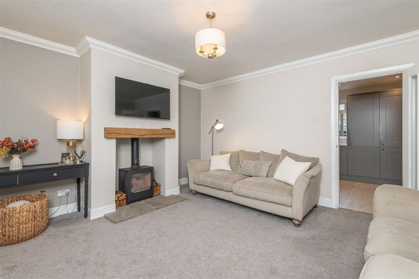 4 bed terraced house to rent in Lindwell Grove, Greetland, Halifax - Photo 1