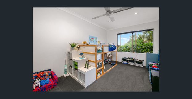 Renovated 2 Bedroom Townhouse with Beautiful Courtyard - Photo 1