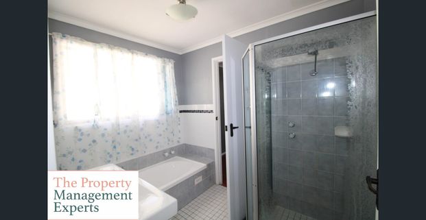 🏡 Spacious & Well-Maintained 3-Bedroom Family Home in a Convenient Location - Photo 1