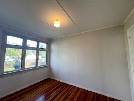 Sunny Art Deco home - Photo 3