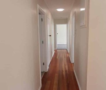 Newly decorated 4BR Home in popular Trentham - Photo 3