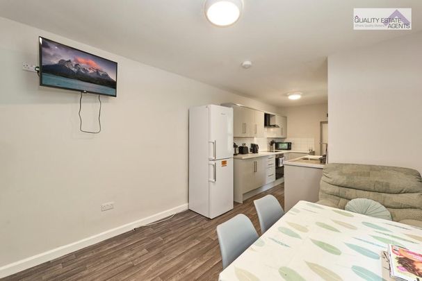 1 bedroom in a house share to rent - Photo 1