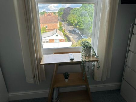 Room 3: Flat 4, 30 Stoke Road, Guildford, GU1 4HR - Photo 2