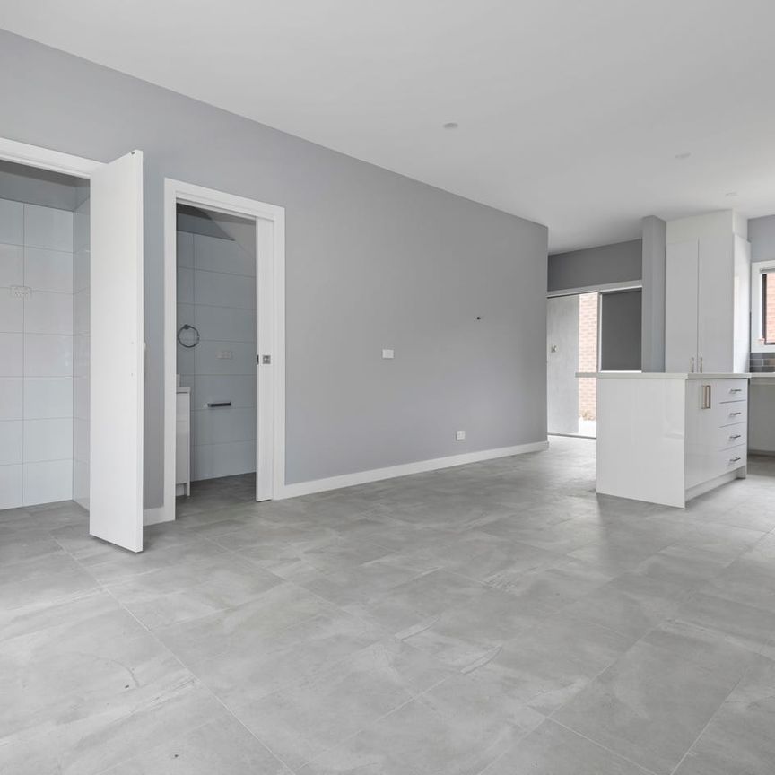 MODERN & SPACIOUS TOWNHOUSE - Photo 1