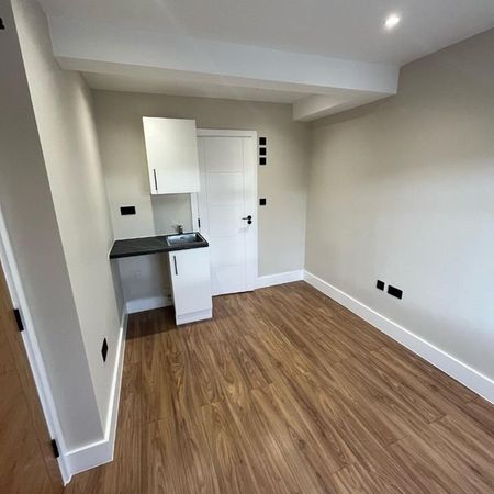 Lakers Rise, Banstead SM7, London - Photo 3