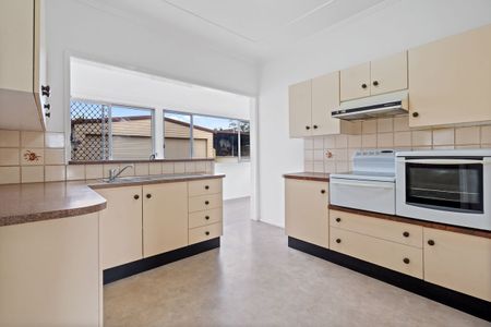 NEAT & TIDY, THREE BEDROOM HOUSE, IN CENTRAL LOCATION - WATER USAGE INCLUDED - Photo 4