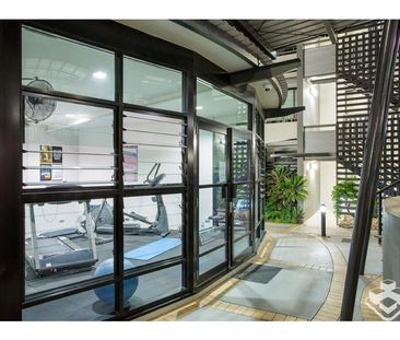 Urban Loft Living in the Heart of Teneriffe - Photo 4