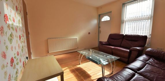 5 bedroom House in Burley Lodge Road, Leeds - Photo 2