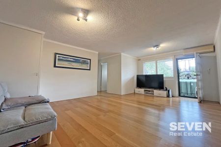 “Classic Renovated Two Bedroom Apartment” - Photo 5