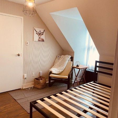 2 1/2 propre, meublé, chauffé, wifi inclus - Photo 3