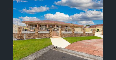 Large Low Set 4 Bedroom Home - Fantastic Location - Partly Furnished - Photo 4