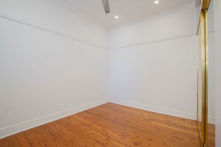 Oversized 2 Bedroom Apartment - Photo 2