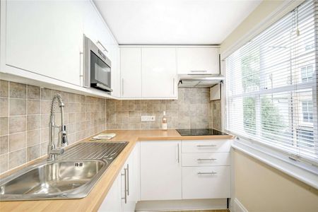 A first floor studio flat with wood floors - Photo 3