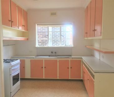 FAMILY ORIENTED THREE BEDROOM HOME IN GOOD LOCATION ! - Photo 3
