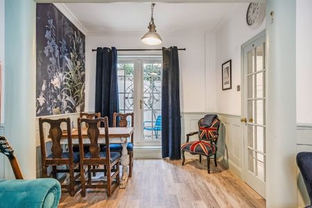 2 bedroom mews to rent - Photo 3