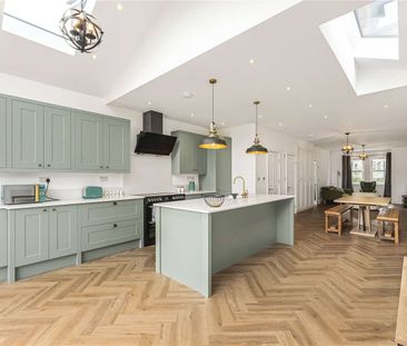 Recently built four bedroom family house in a great location. - Photo 3