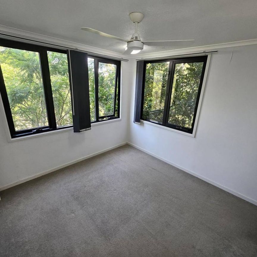 Modern Airconditioned Two Bedroom Two Bathroom Spacious Unit - Photo 1