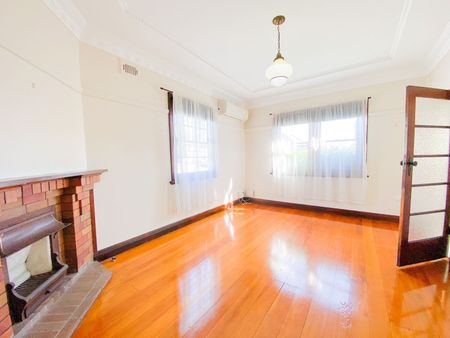 Central East Maitland Gem with Space, Style & Convenience! - Photo 3