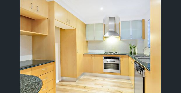 Luxury Townhouse for Lease – 3 Bedrooms + Attic/4th Bedroom - Photo 1